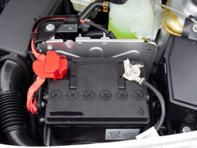 Autobatterie im Motorraum