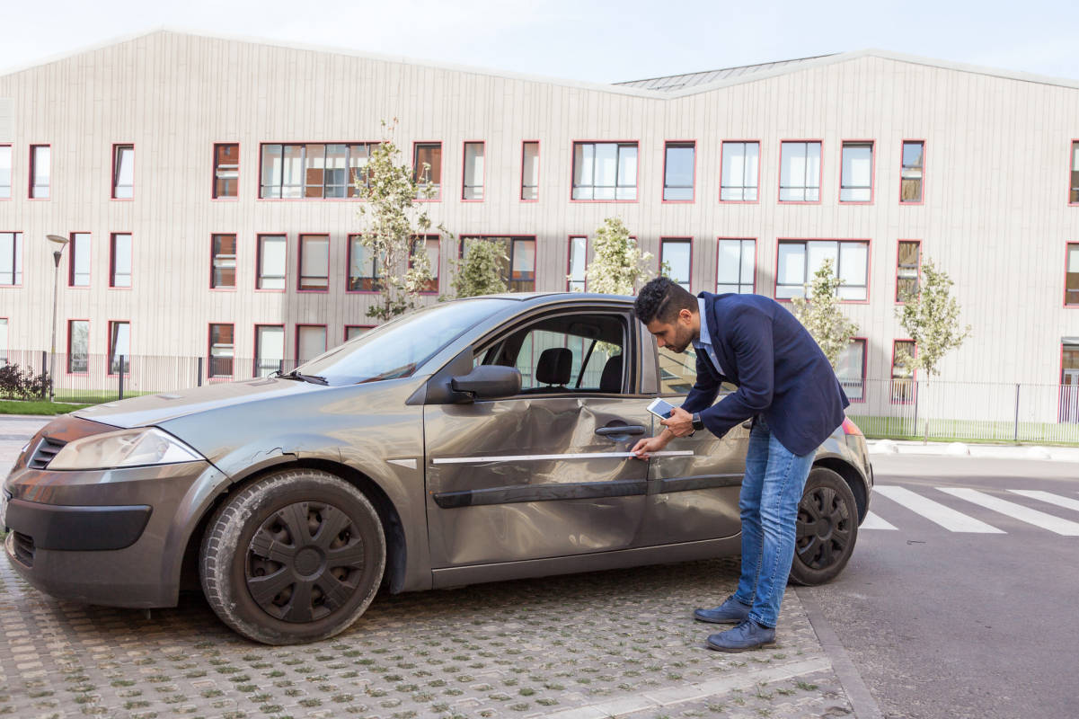 KFZ Gutachter bei der Arbeit
