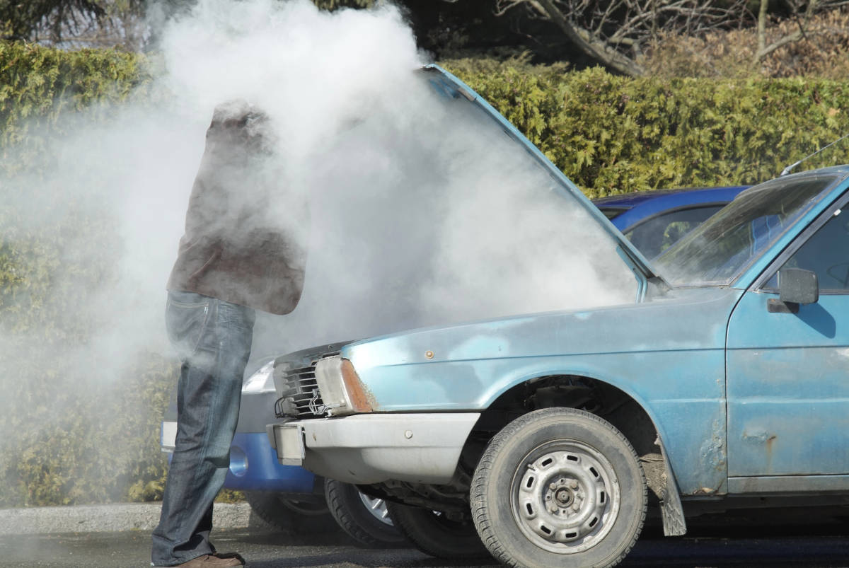 rauchendes Auto mit Motorschaden
