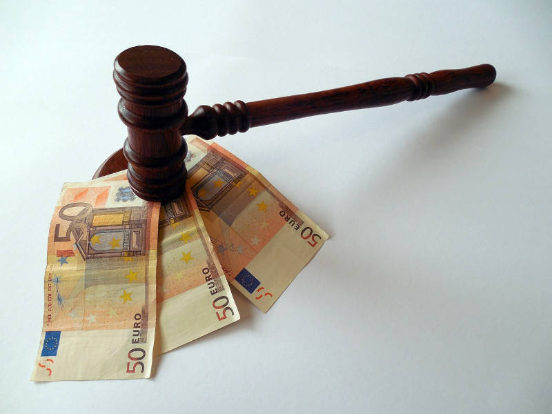 Richterhammer mit Geld